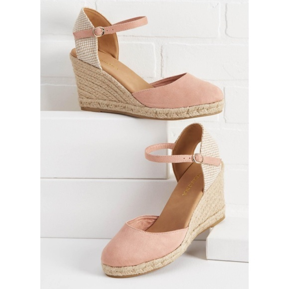NIB Versona  Resort‎ Ready 3.5" wedge heel, Faux suede fabrication 8.5